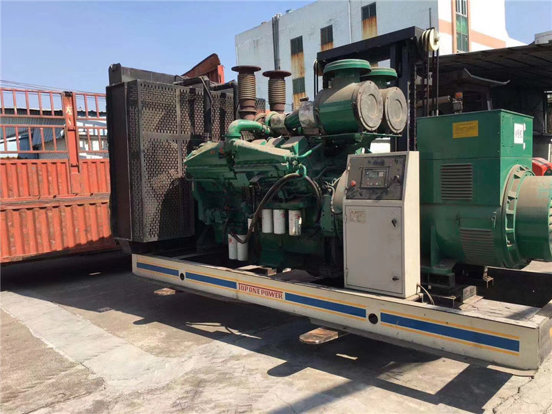 梁山如何判断柴油发电机组的机油温度是否达到了合适的预热温度？